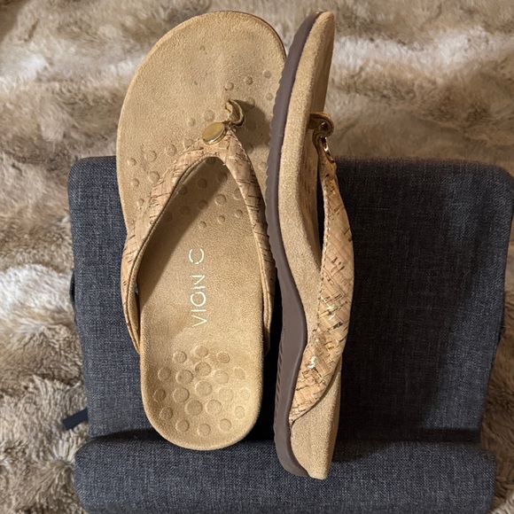 Vionic Beige Women's Sandals - Size 6 - Picture 3 of 4